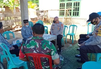 Kapolres Mukomuko saat mengunjungi keluarga korban yang diterkam buaya