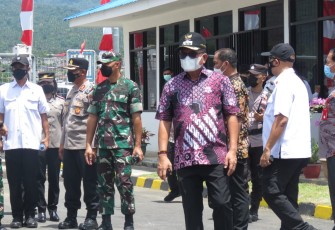 Wali Kota Bitung, Maurits Mantiri, mengenakan baju batik saat mengecek lokasi yang akan dikunjungi Presiden Jokowi