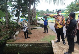 Plt Bupati Bintan, Roby Kurniawan, melakukan  peninjauan mendadak, di lokasi banjir