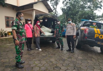 Kodim 0715/Kendal memberikan bantuan beras kepada warga terdampak bencana tanah longsor di Mojoagung