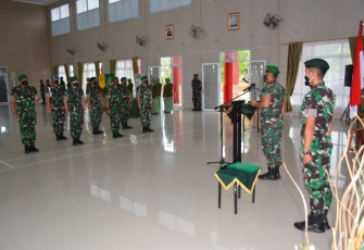 Danrem Brigjen TNI Jimmy, saat memimpin sertijab dua Dandim jajaran Korem 033/WP 