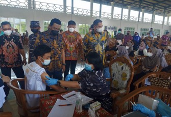  Gebyar vaksin booster di Auditorium Universitas Islam Selamat Sri (UNISS), Kendal, Senin, (28/2/2022)