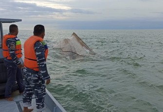  Evakuasi Awak Kapal KM. Sumber Kharisma Yang Tenggelam