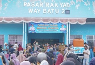 Operasi Minyak goreng murah, di Pasar Rakyat way Batu, oleh Bupati Pesibar