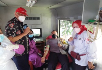 Kapolres Bengkulu Selatan, AKBP Juda Trisno Tampubolon, ikut donor darah 
