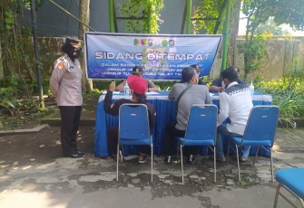 Operasi yustisi penegakan hukum Prokes, di depan Hutan kota, Kecamatan Kedungwaru, Kabupaten Tulungagung