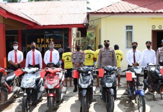 Konferensi Pers oleh Polsek Daik Lingga, pengungkapan kasus Curanmor 