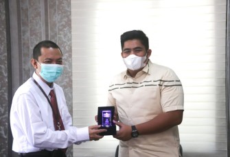 Roby Kurniawan bersama Kepala KPP Pratama Bintan