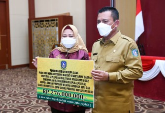 Gubernur Kepri, H.Ansar Ahmad, saat menyerahkan bantuan hibah