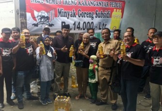 Ketua DPRD Karanganyar, Bagus Selo, saat memfasilitasi operasi pasar minyak goreng subsidi di Desa Dagen, Kecamatan Jaten