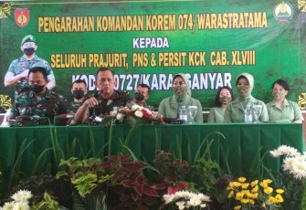 Danrem 074/Warastratama Surakarta, Kolonel Inf Achiruddin (kedua dari kiri), memberikan pengarahan saat kunjungan kerja di Kodim 0727/Karanganyar