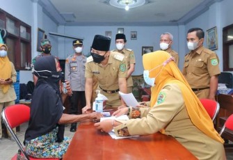 Bupati Trenggalek, Mochamad Nur Arifin, bersama Wakil Bupati Trenggalek, Syah Muhamad Natanegara, saat meninjau penyaluran BLT/DD, di Desa Boto Putih