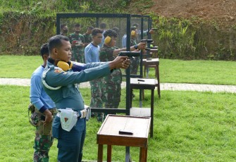 Prajurit Mako Koarmada III Latihan Menembak Pistol