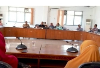 Puluhan pedagang daging ayam saat rapat bersama Komisi II DPRD dan Diskoperindag Bengkulu Selatan