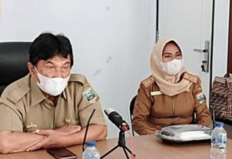 Wabup Pesibar, A. Zulqoini Syarif, didampingi Kabag Tapem, Sukmawati, saat mengikuti talk show APKASI