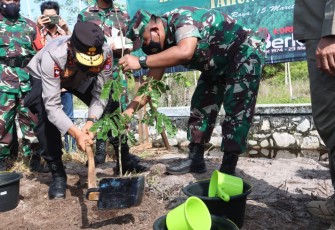 Kapolda Kalteng Bersama Danrem Tanam Sejuta Pohon
