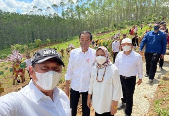 Ketua MPR RI Bambang Soesatyo saat berselfie