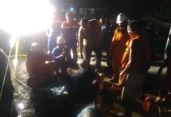 Warga kecamatan Sambong, Kabupaten Blora, "panen" minyak mentah yang mengalir di selokan