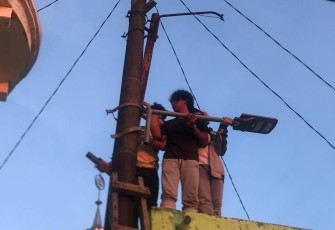 Pemasangan Lampu Jalan  oleh tim Mahasiswa Universitas Pertamina