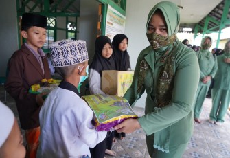 Ketua Persit KCK Koorcab Rem 121 PD XII Tanjungpura Berbagi Kasih di Ponpes