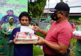 Danrem 121/Abw Berikan Penghargaan Ke Penjaga Lapangan Tenis