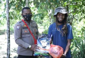 Program Koteka Satgasres Binmas Noken Sambangi Hengki Mofu di Kenyam
