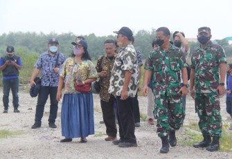 Tinjau Lokasi Rencana Normalisasi Saluran Air Lahan Marunda