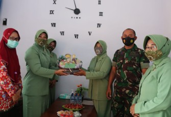 Ketua Persit KCK Cabang XIX Dim Ngawi Anjangsana Ke Istri Anggota Yang Sakit