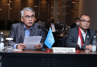 BKepala Puslitdatin BNN RI, Drs. Agus Irianto, S.H., M.H., M.Si., P.hD (kiri) dan Direktur Kerja Sama BNN RI, Drs. Achmad Djatmiko, M.A. (kanan)