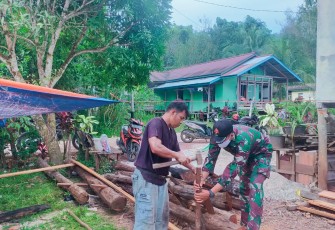 Anggota Satgas Yonif 144/JY Wujudkan Rumah Baru Warga di Perbatasan