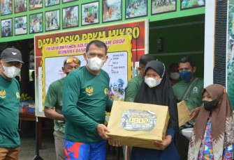Danrem 081/DSJ Ajak Dandim Jajarannya Bagi Bansos di Ponorogo
