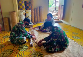 Lestarikan Anyaman Tikar Khas Dayak
