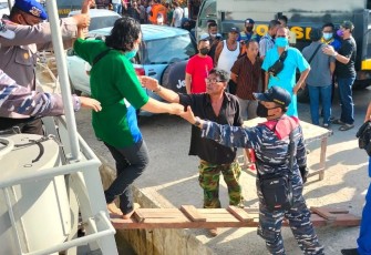 TNI AL Berhasil Evakuasi Penumpang Kapal Karam 