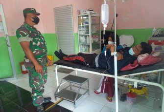 Warga Binaannya Sakit, Babinsa Jenguk di RSUD Salak