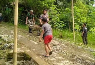 Babinsa Bersama Warga Karya Bakti Perbaiki Jalan