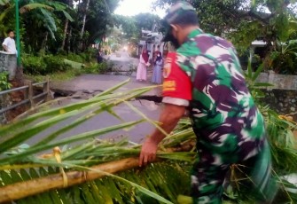 Cek Jembatan Yang Putus di Desa Gembleb