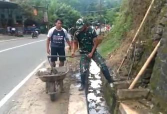 Gotong Royong Bersama Warga Bersihkan Parit