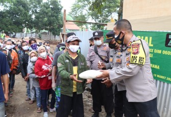 TNI Polri Bagikan Beras 1 Ton di Alun-alun Cililin Kab. Bandung Barat