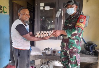 Peduli Kesulitan Warga Perbatasan, Satgas Yonif Mekanis 643/Wns Bagikan Sembako