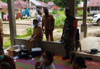 Babinsa Ramil 04/Tigalingga Himbau Warga Taat Protokol Kesehatan 