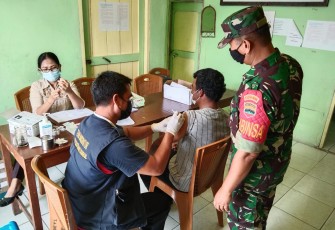 Babinsa Koramil 01/Sbl Monitoring Vaksinasi Covid-19 Tahap 3 Warga