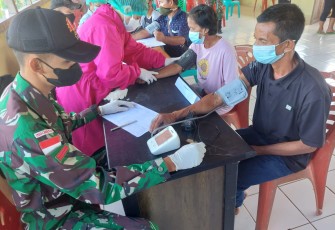 Warga Serbu Vaksinasi Covid-19 Tahap Kedua Satgas Perbatasan