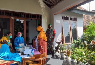 Pastikan Lancar, Babinsa Widodaren Dampingi Vaksinasi di Wilayah Binaan