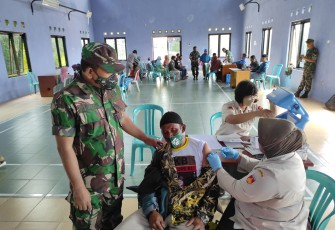 Kolaborasi Vaksin dan Pembagian BLT