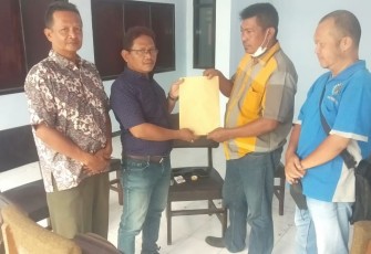Hardi Rangga, saat menyerahkan berkas pendaftaran calon ketua PWI Trenggalek masa bakti 2022-2025, di sekretariat PWI Trenggalek