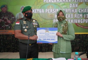 Danrem Salurkan Bantuan Kepada Ketua Persit KCK Koorcab Rem 121 PD XII Tanjungpura 