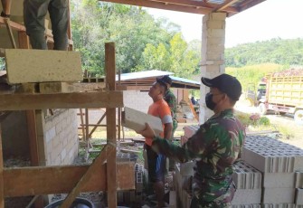 Anggota Satgas Yonif 144/JY Bantu Pembuatan Rumah Warga