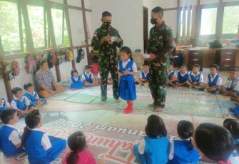 Satgas Perbatasan Ajarkan Lagu Wajib Nasional di Paud Cahaya Mentari 