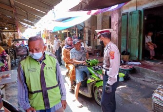 Polisi Tegur Pengunjung dan Pedagang Pasar Tidak Pakai Masker