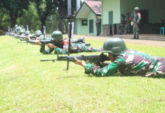 Komandan Kodim 1409/Gowa Pimpin Latihan Menembak
